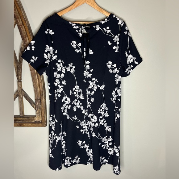 Lane Bryant Black and White Floral Shift Dress NWT - Picture 2 of 3